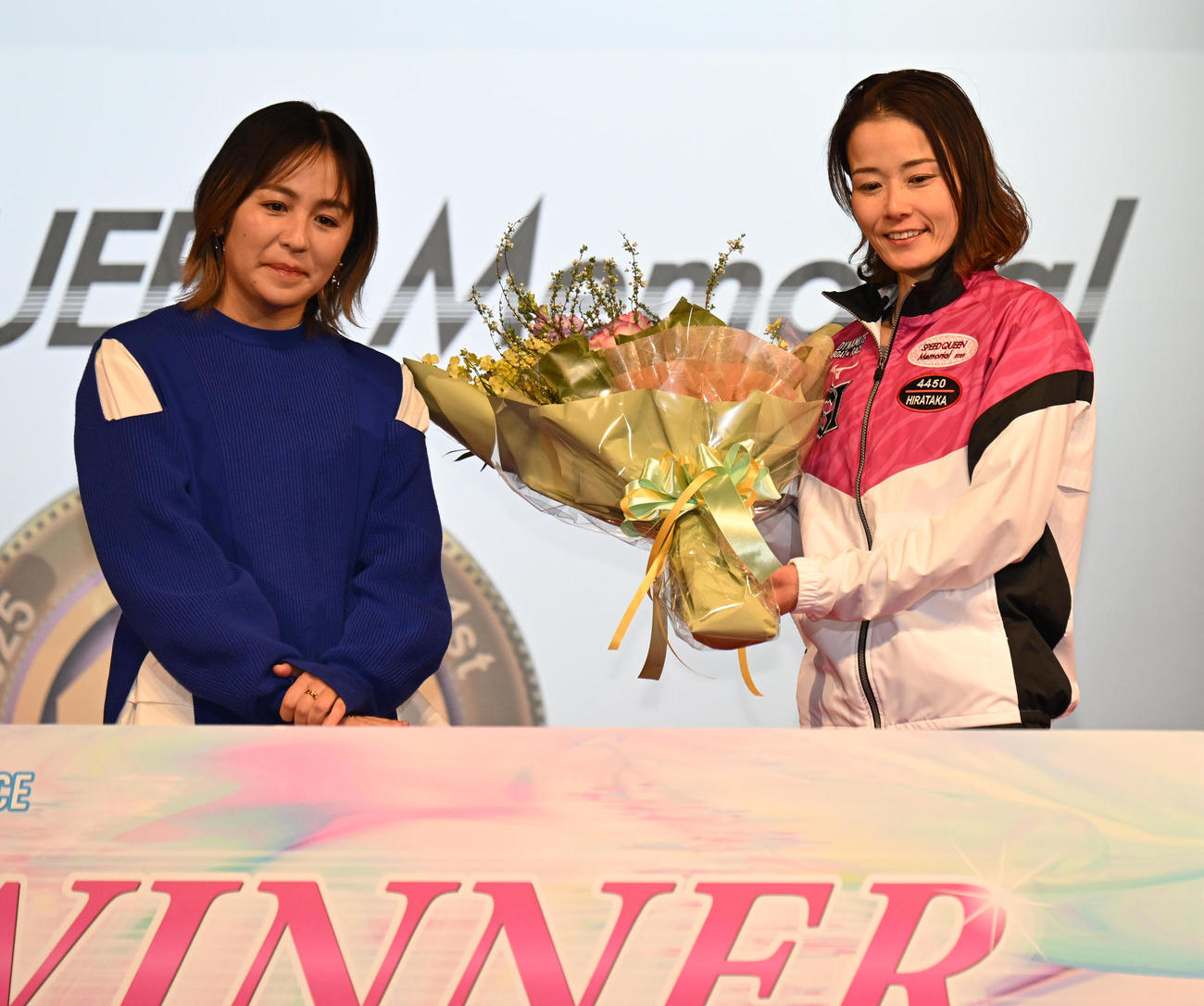 第1回スピードクイーンメモリアル最終日　第1回スピードクイーンメモリアルで優勝した4450平高奈菜（右）は元なでしこジャパンの岩渕真奈から花束を受け取る（撮影・前岡正明）