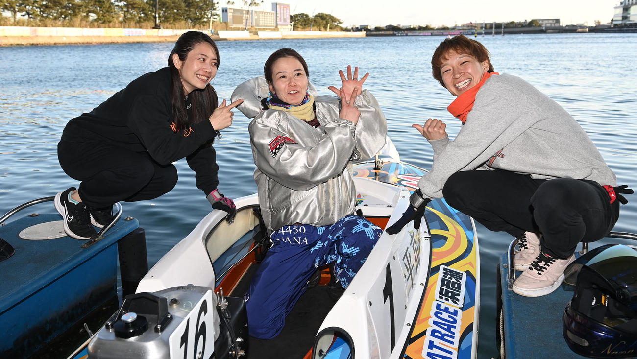 第1回スピードクイーンメモリアル最終日　第1回スピードクイーンメモリアルで優勝した4450平高奈菜（中央）は4464山下友貴（左）、4642松尾夏海の祝福を受ける（撮影・前岡正明）
