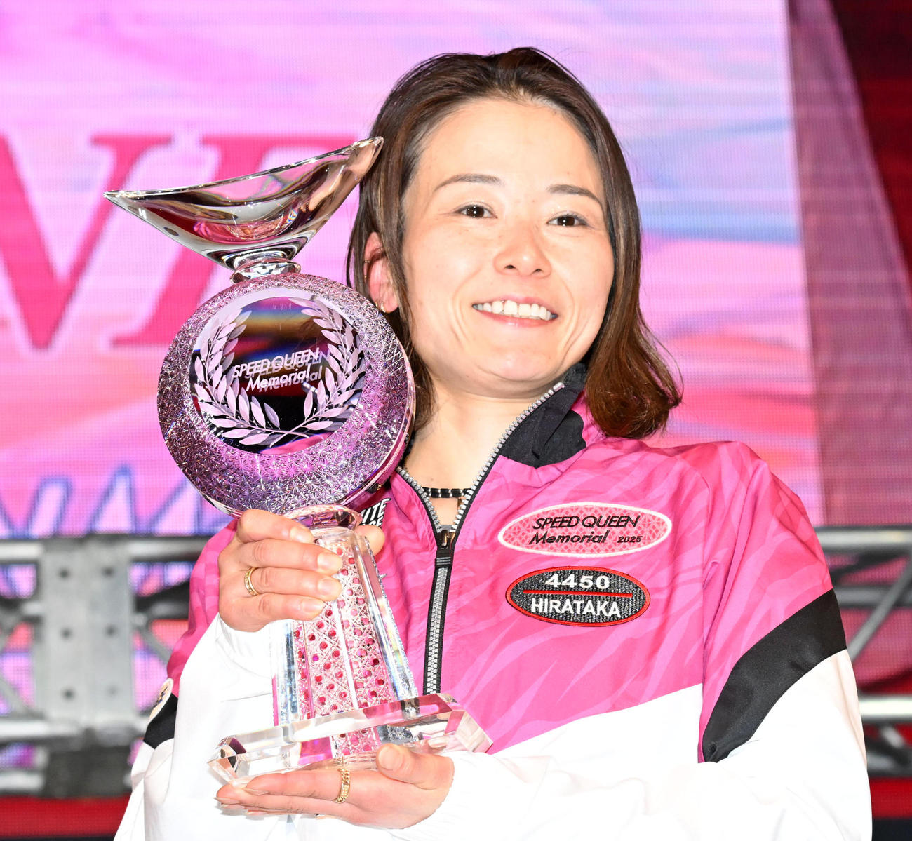 優勝トロフィーを手に笑顔を見せる平高奈菜（撮影・前岡正明）