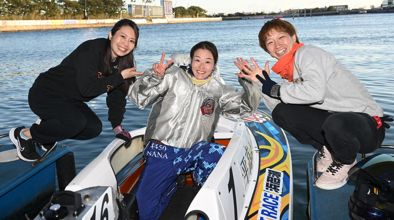 第1回スピードクイーンメモリアル最終日　第1回スピードクイーンメモリアルで優勝した平高奈菜（中央）は山下友貴（左）、松尾夏海の祝福を受ける（撮影・前岡正明）