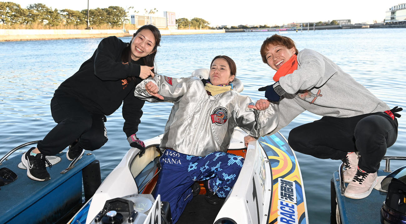 第1回スピードクイーンメモリアル最終日　第1回スピードクイーンメモリアルで優勝した平高奈菜（中央）は山下友貴（左）、松尾夏海の祝福を受ける（撮影・前岡正明）