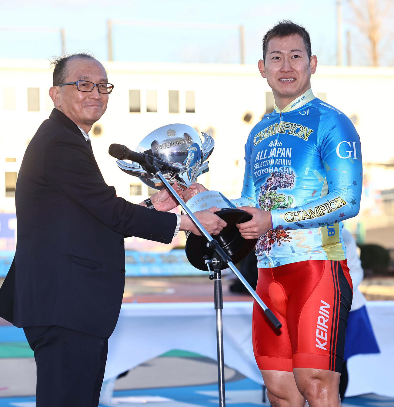第40回全日本選抜競輪　優勝した脇本雄太（右）は優勝カップを受け取る（撮影・上田博志）
