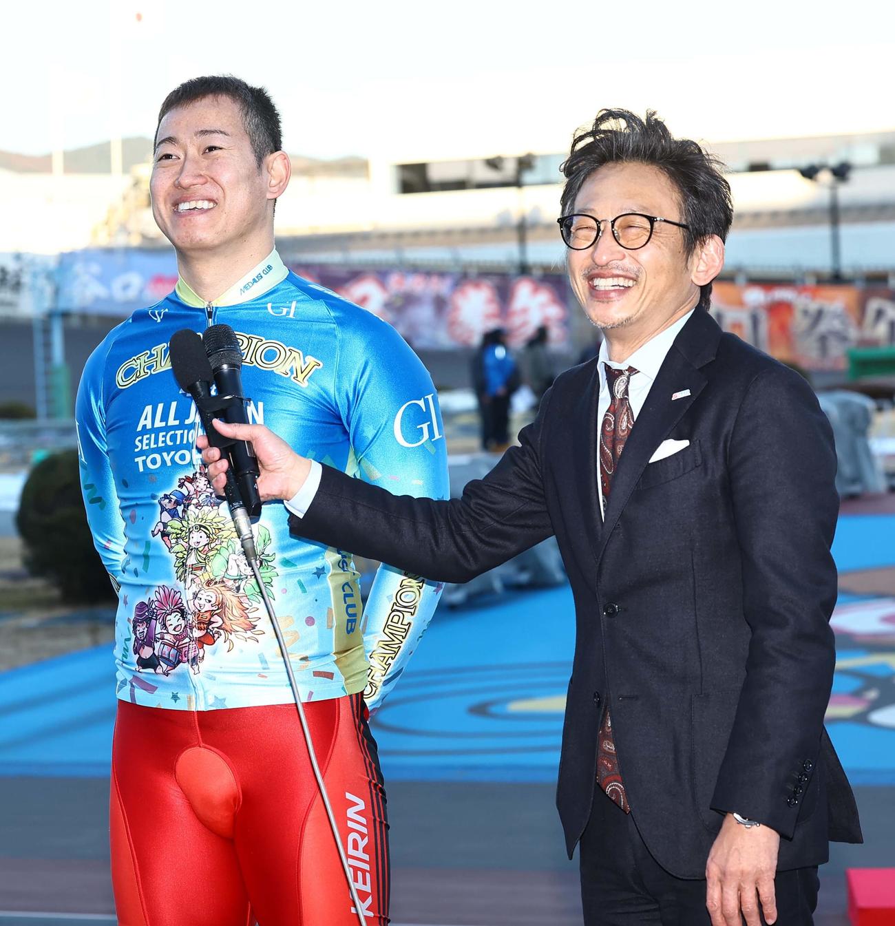 第40回全日本選抜競輪　優勝した脇本雄太（左）は山口幸二氏のインタビューを受ける（撮影・上田博志）