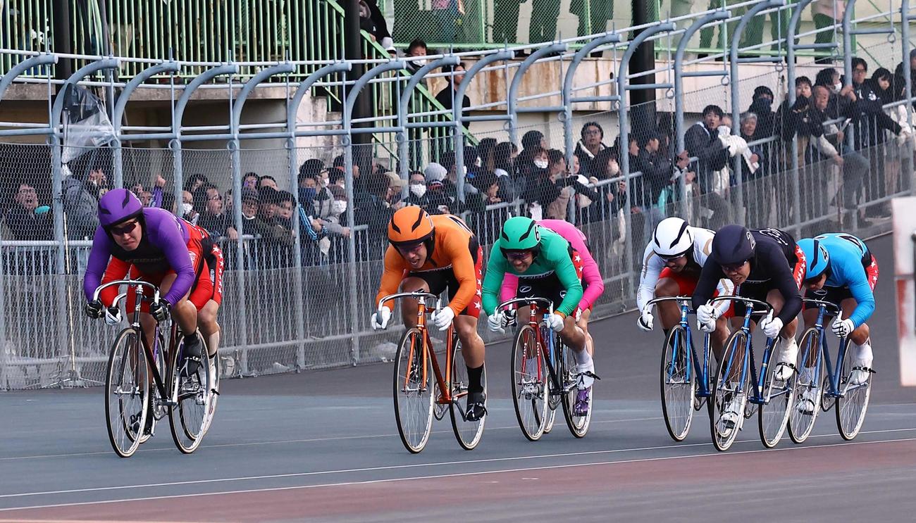 優勝のゴールに向かう（9）脇本雄太（左）。2着（7）寺崎浩平（撮影・上田博志）