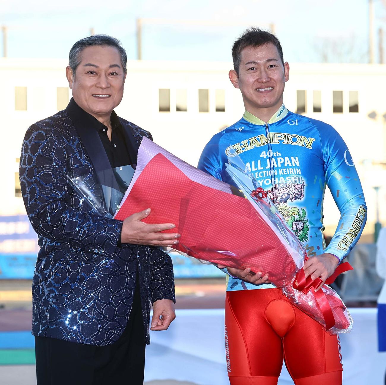 俳優の松平健（左）から花束を贈られ笑顔を見せる脇本雄太（撮影・上田博志）