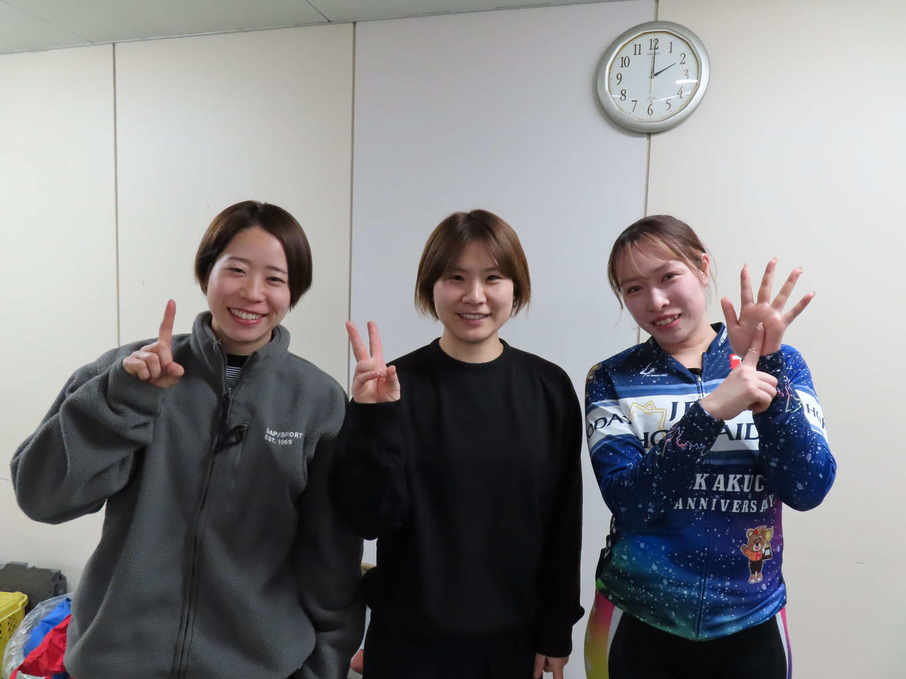 126期ポーズを作る、左から大浦彩瑛、片岡美奈、佐藤乃愛