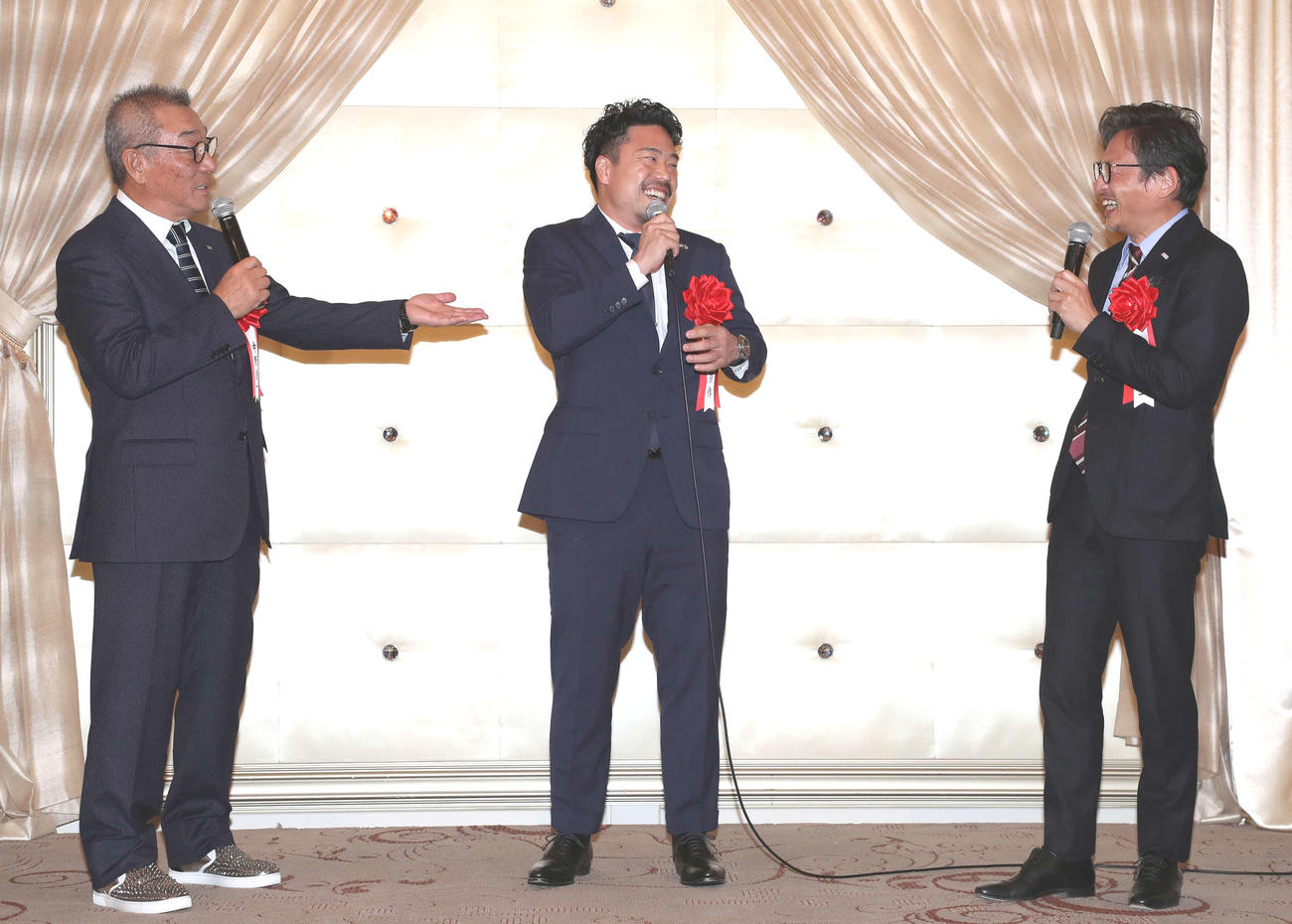 トークで会場を沸かせた競輪年間三賞・殊勲賞の古性優作（中央）と、中野浩一氏（左）＆山口幸二氏の日刊スポーツ評論家コンビ