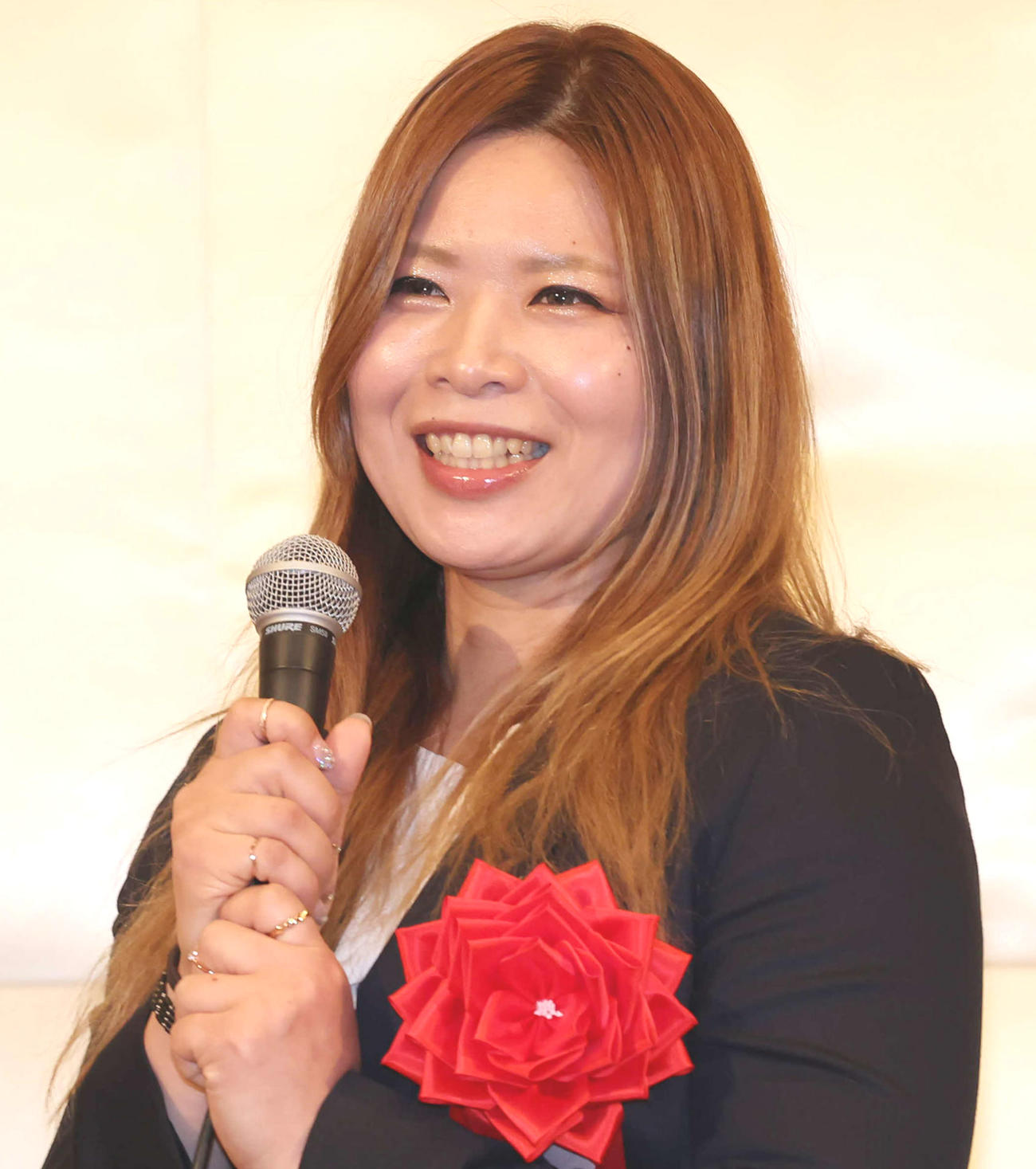 「こちらからの表情に自信があります」とポーズを取る、競輪年間三賞のガールズ最優秀選手賞・石井寛子