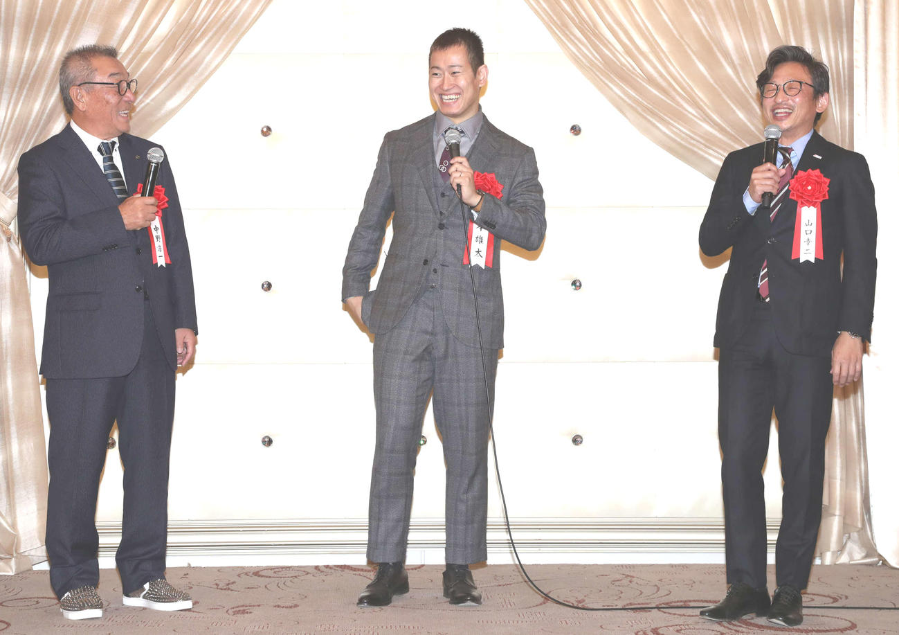 トークで会場を沸かせた競輪年間三賞・敢闘賞の脇本雄太（中央）と、中野浩一氏（左）＆山口幸二氏の日刊スポーツ評論家コンビ
