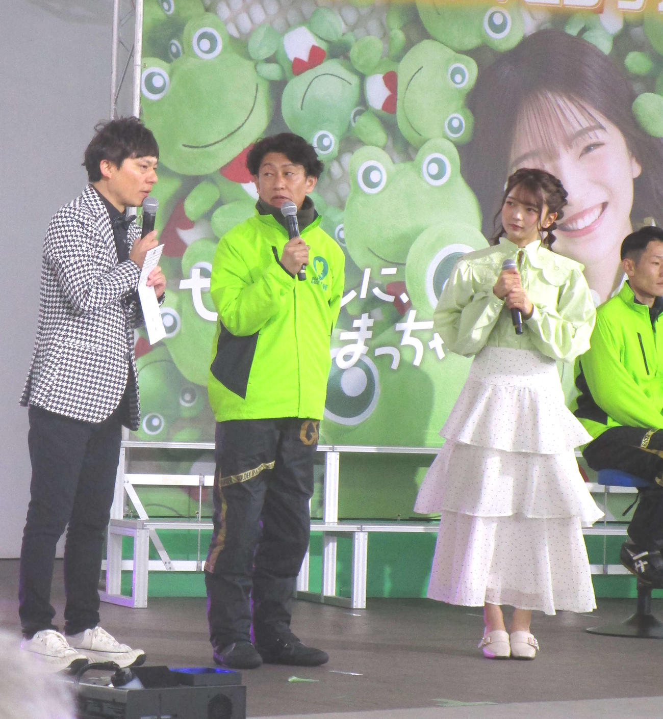 オープニングセレモニーに登場した福留光帆（中央は吉川元浩）
