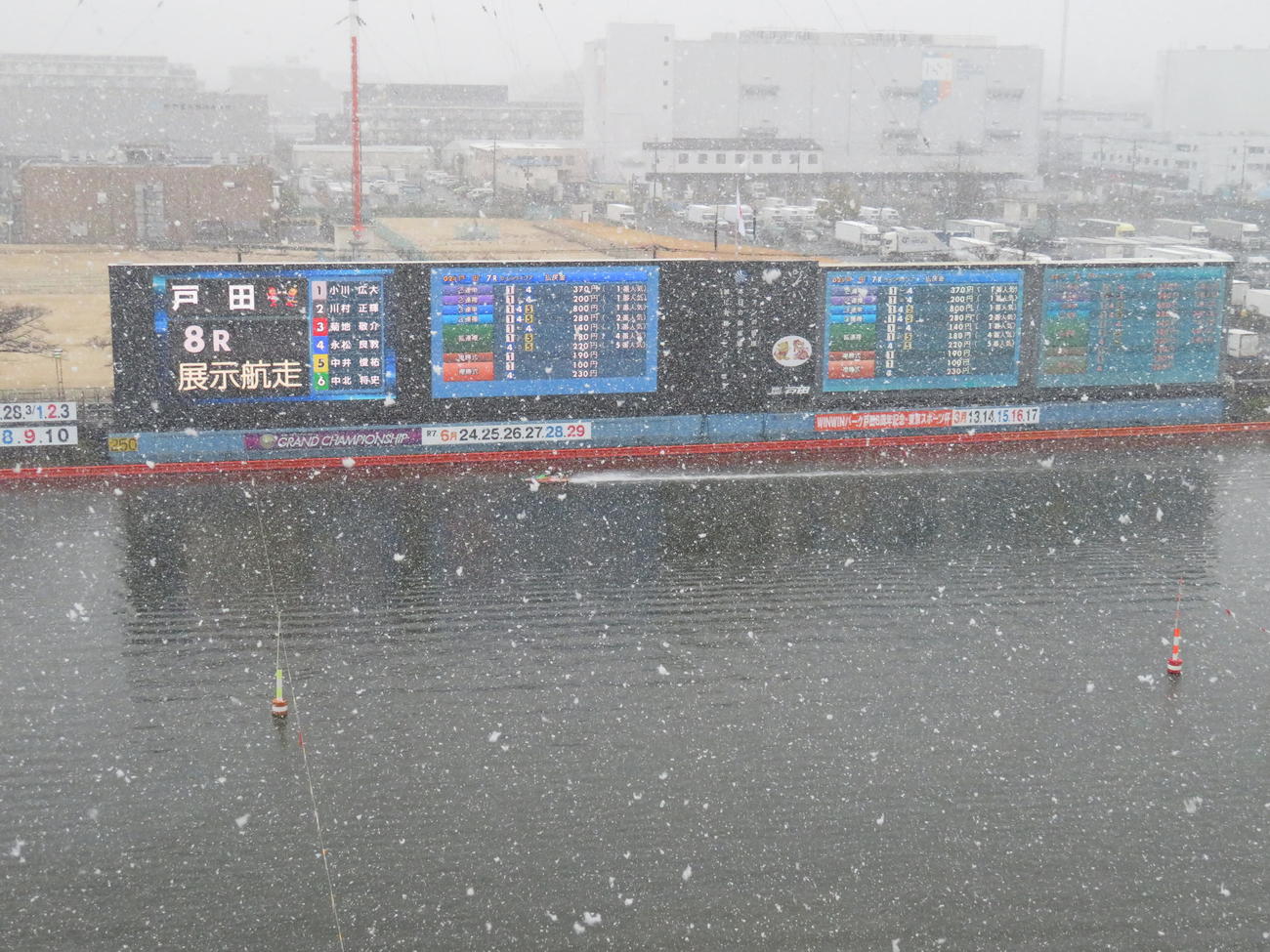 水面確認で試走を行う向後龍一＝2025年3月3日撮影　戸田ボートレース場