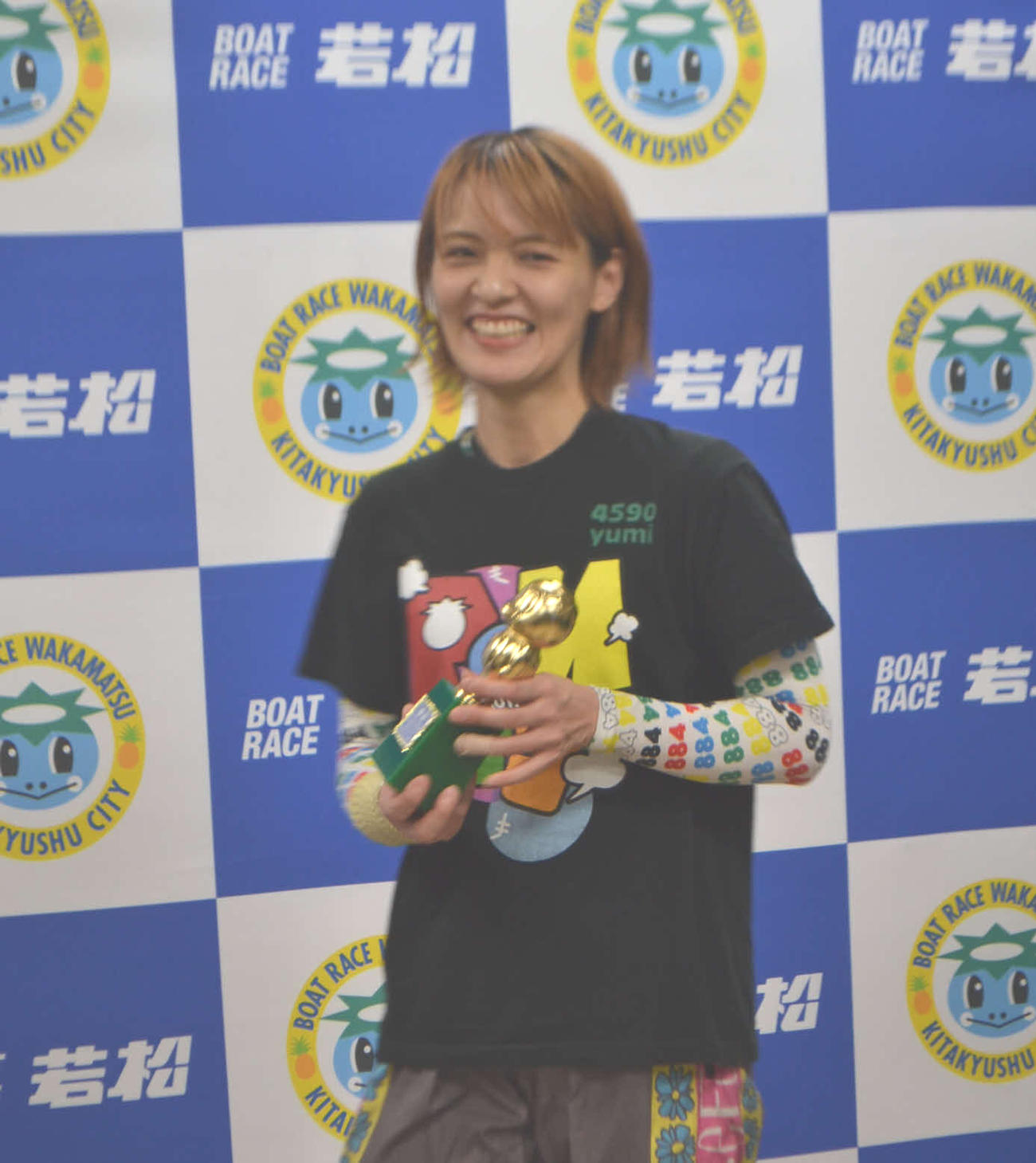 逃げた渡辺優美が今年初、そして若松初優勝を飾り、笑顔でトロフィーを受け取った