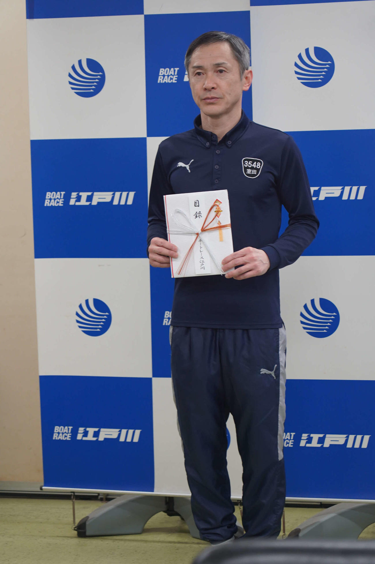 室田泰史が通算2000勝を達成し記念品の目録が贈呈された