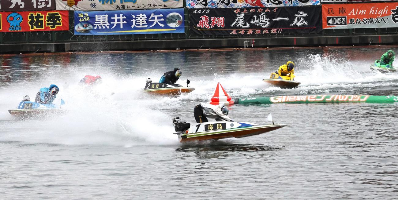 優勝戦は人気を背負ったイン毒島誠が先マイ。後続を大きく引き離した（撮影・北條直治）