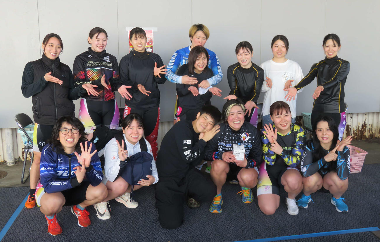 通算600勝達成の奥井迪（前列、右から3人目）が参加選手と記念撮影