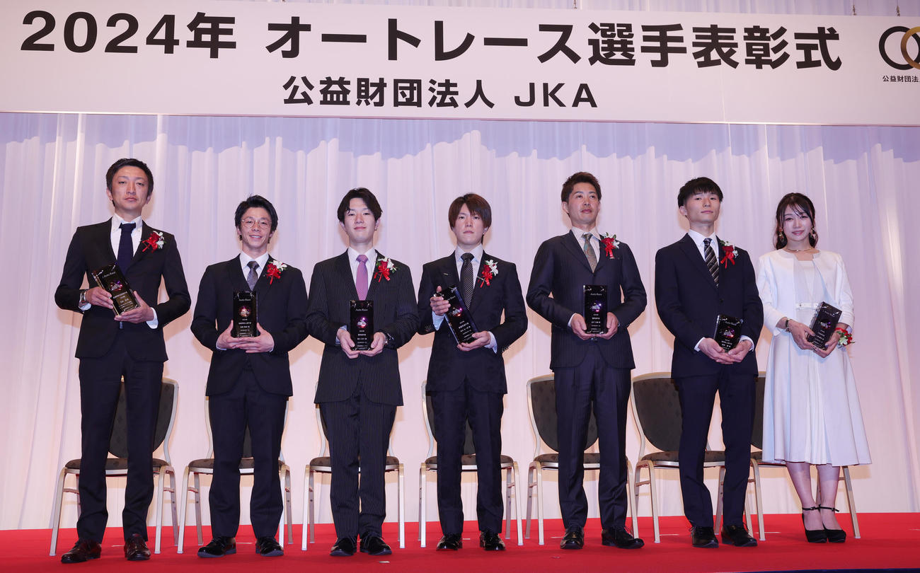 記念写真に納まる表彰選手。左から荒尾聡、浅倉樹良、黒川京介、鈴木圭一郎、金子大輔、福岡鷹、小椋華恋（撮影・野上伸悟）