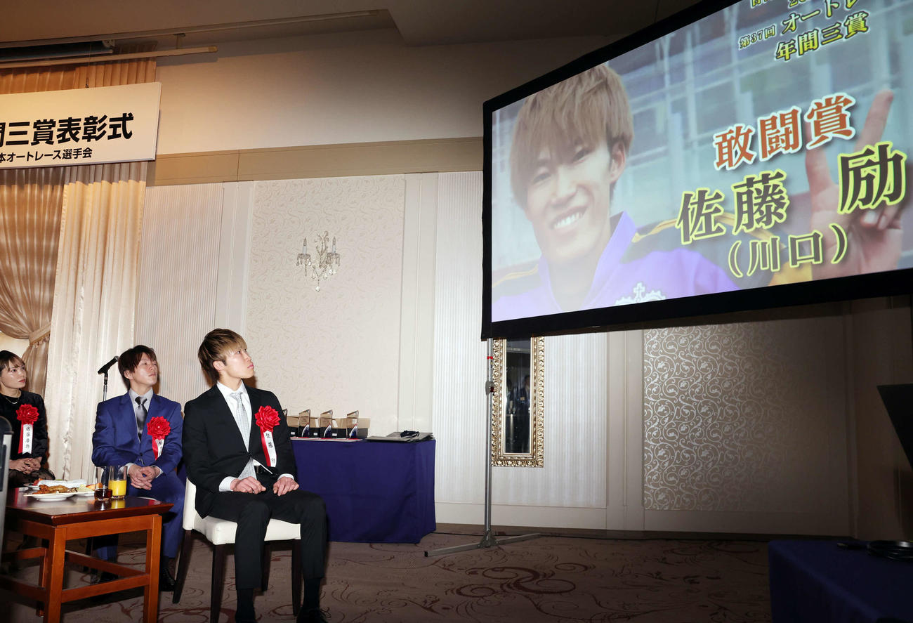敢闘賞の佐藤励のVTRを見つめる、左から佐藤摩弥、鈴木圭一郎、佐藤励（撮影・野上伸悟）