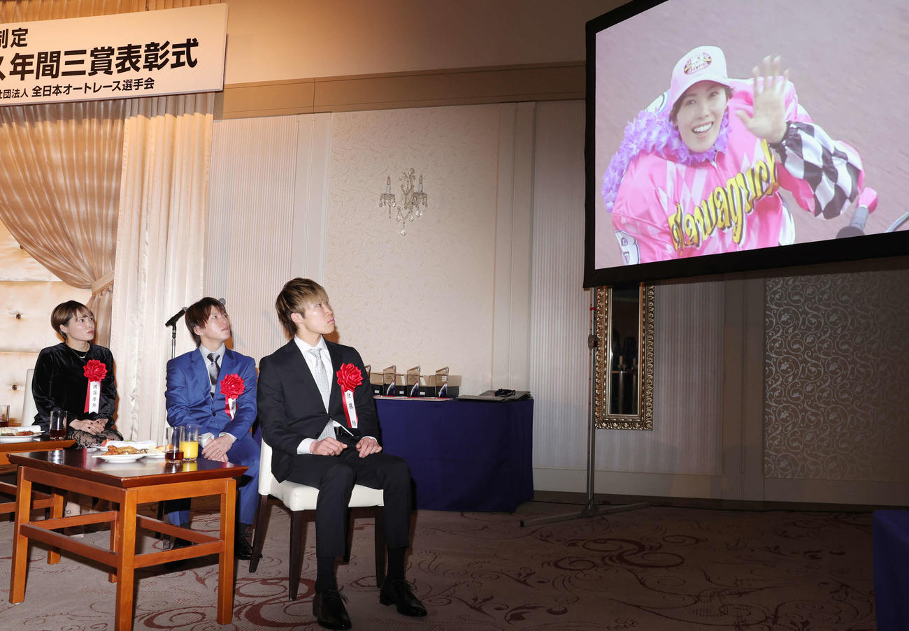 女子特別賞の佐藤摩弥のVTRを見つめる、左から佐藤摩弥、鈴木圭一郎、佐藤励（撮影・野上伸悟）