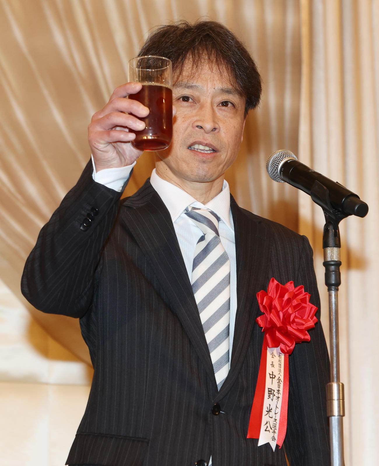 乾杯のあいさつを行う、全日本オートレース選手会中野光公会長（撮影・野上伸悟）