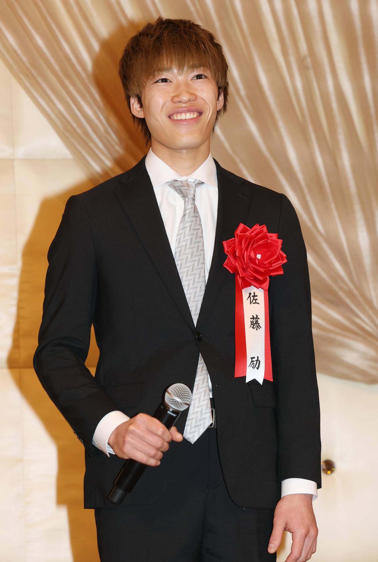 敢闘賞を受賞した佐藤励（撮影・野上伸悟）