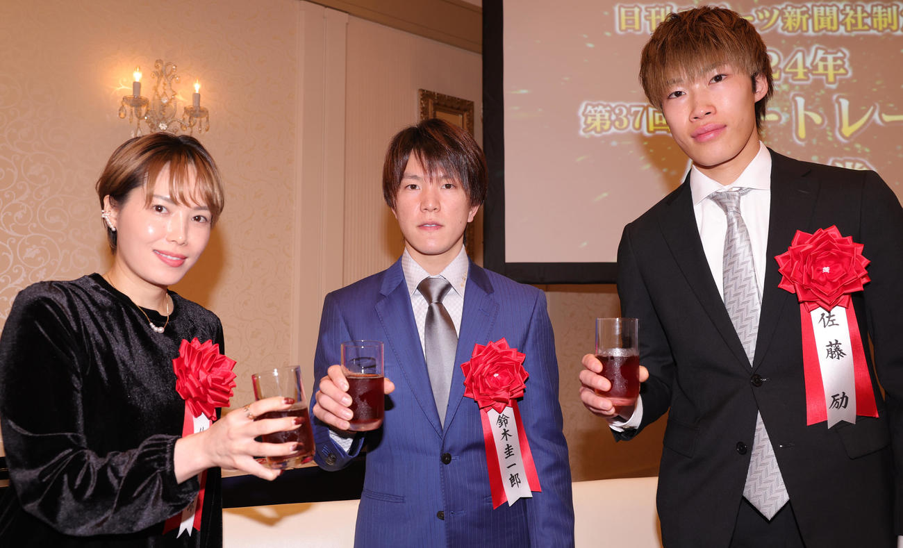 乾杯する、左から女子特別賞の佐藤摩弥、技能賞の鈴木圭一郎、敢闘賞の佐藤励（撮影・野上伸悟）