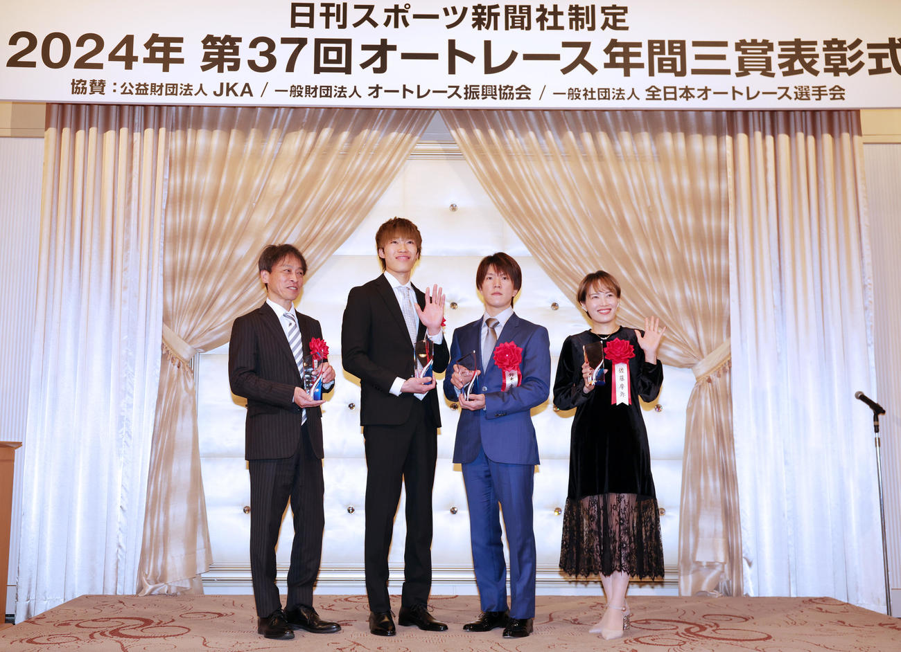 壇上に並ぶ受賞者たち。左から殊勲賞の青山周平の代理で出席した全日本オートレース選手会全日本オートレース選手会中野光公会長、敢闘賞の佐藤励、技能賞の鈴木圭一郎、女子特別賞の佐藤摩弥（撮影・野上伸悟）