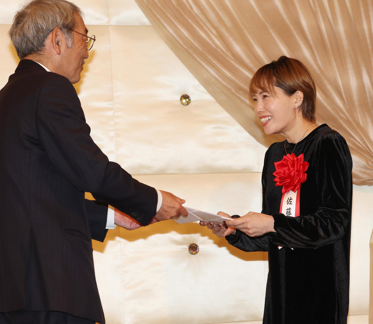 女子特別賞を受賞した佐藤摩弥（撮影・野上伸悟）