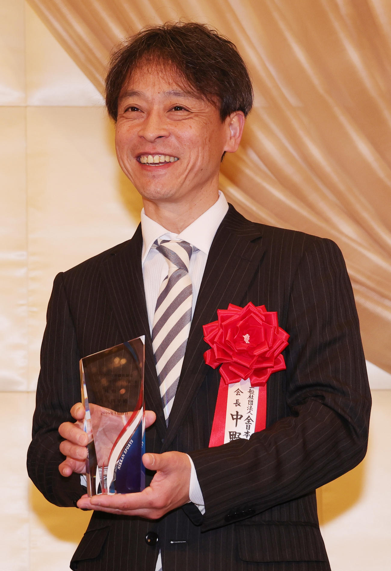 殊勲賞の青山周平の代理で出席した全日本オートレース選手会中野光公会長（撮影・野上伸悟）