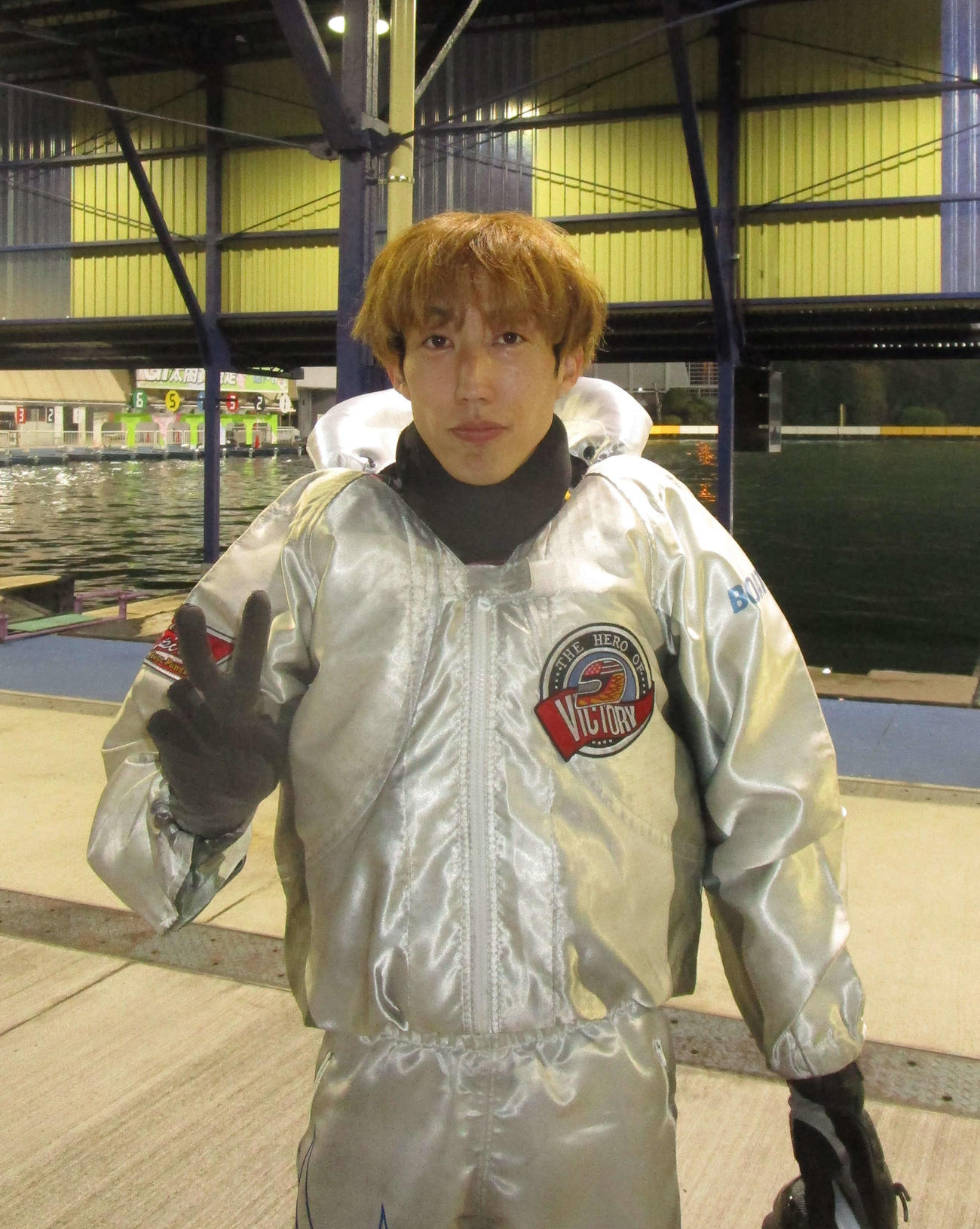 住之江初優勝を決め、Vサインで喜びを表す尾上雅也（撮影・安井雅彦）