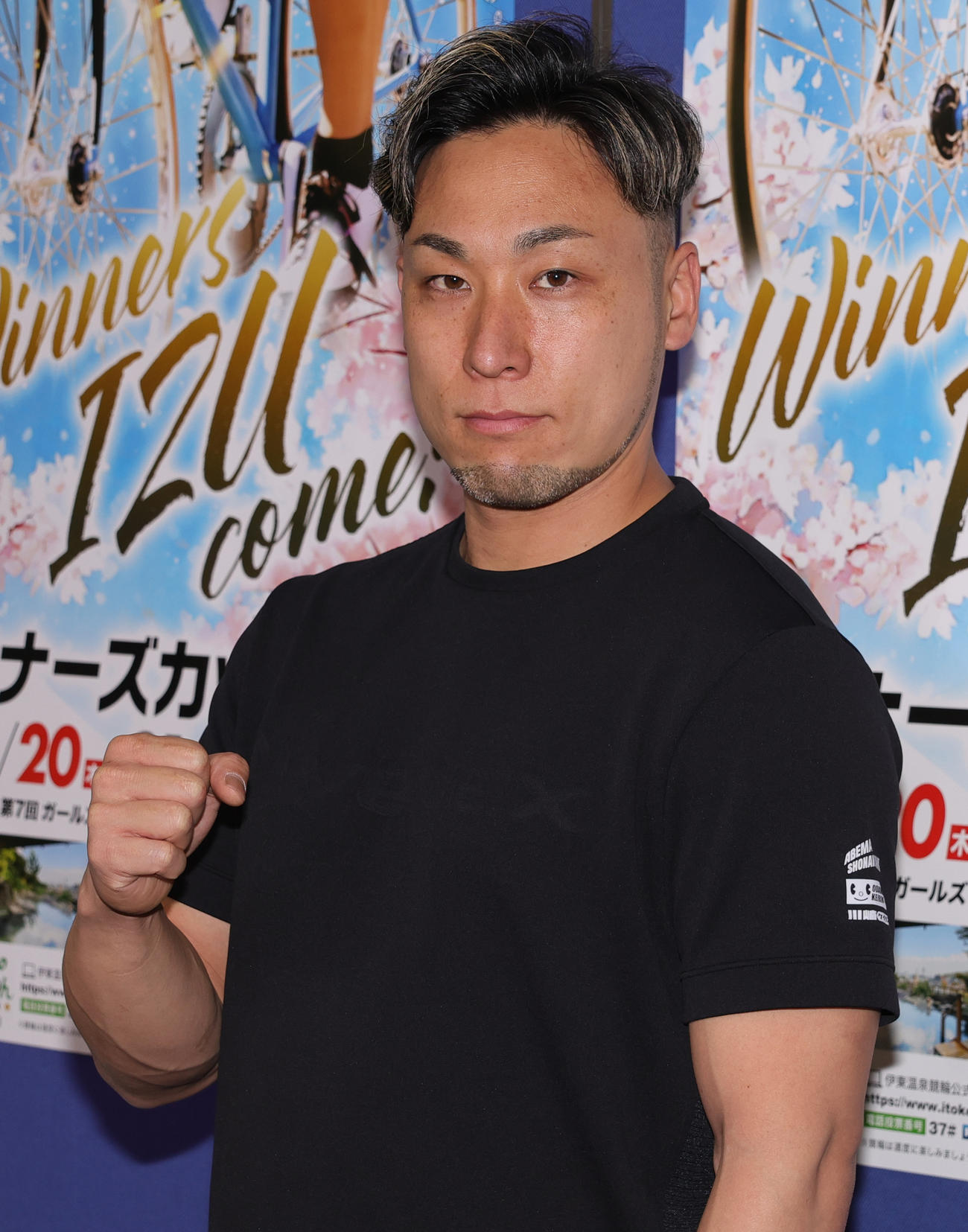 前検日に会見する郡司浩平（撮影・野上伸悟）