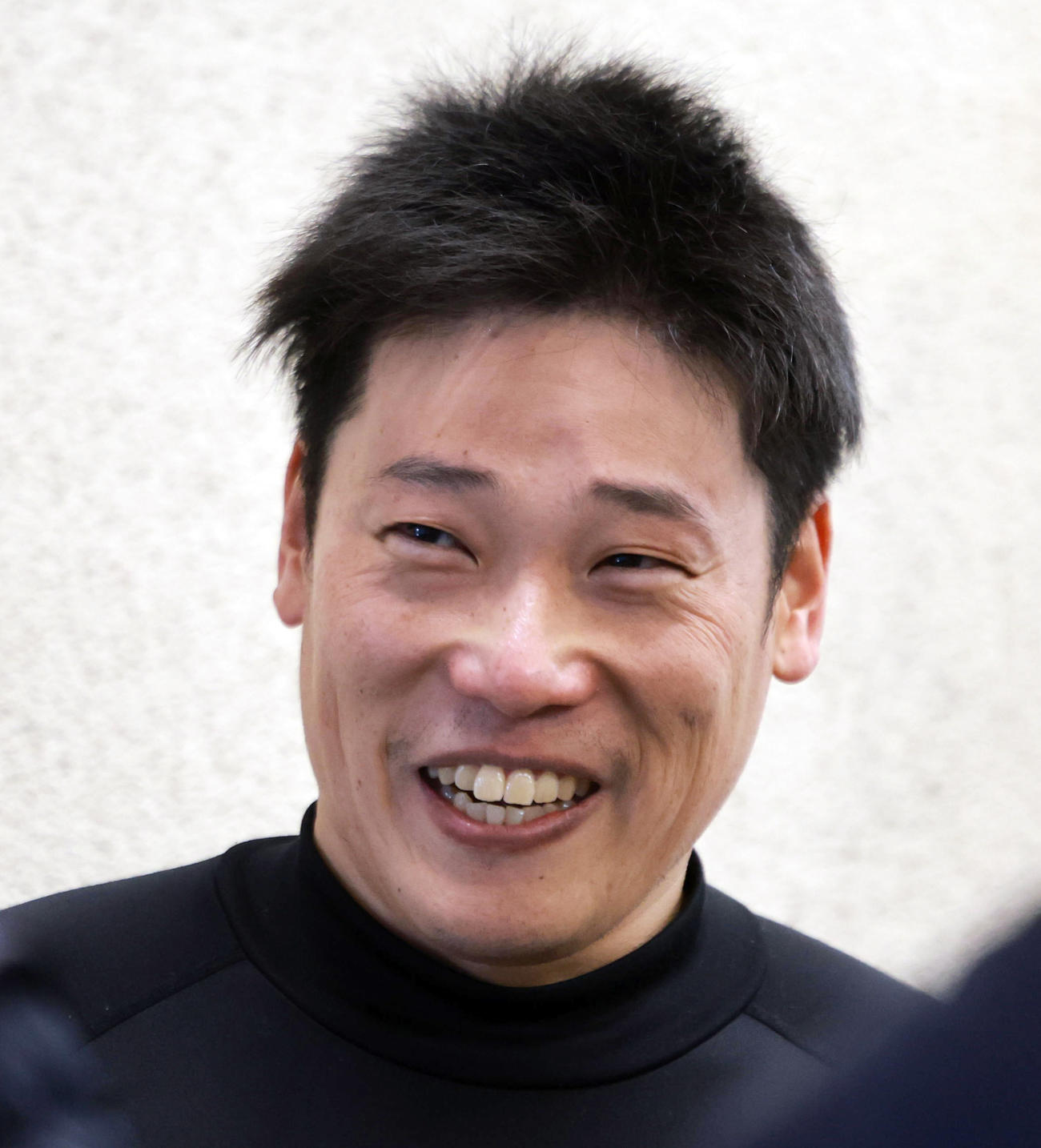 8Rで1着となった原田研太朗は、笑顔で取材対応（撮影・野上伸悟）