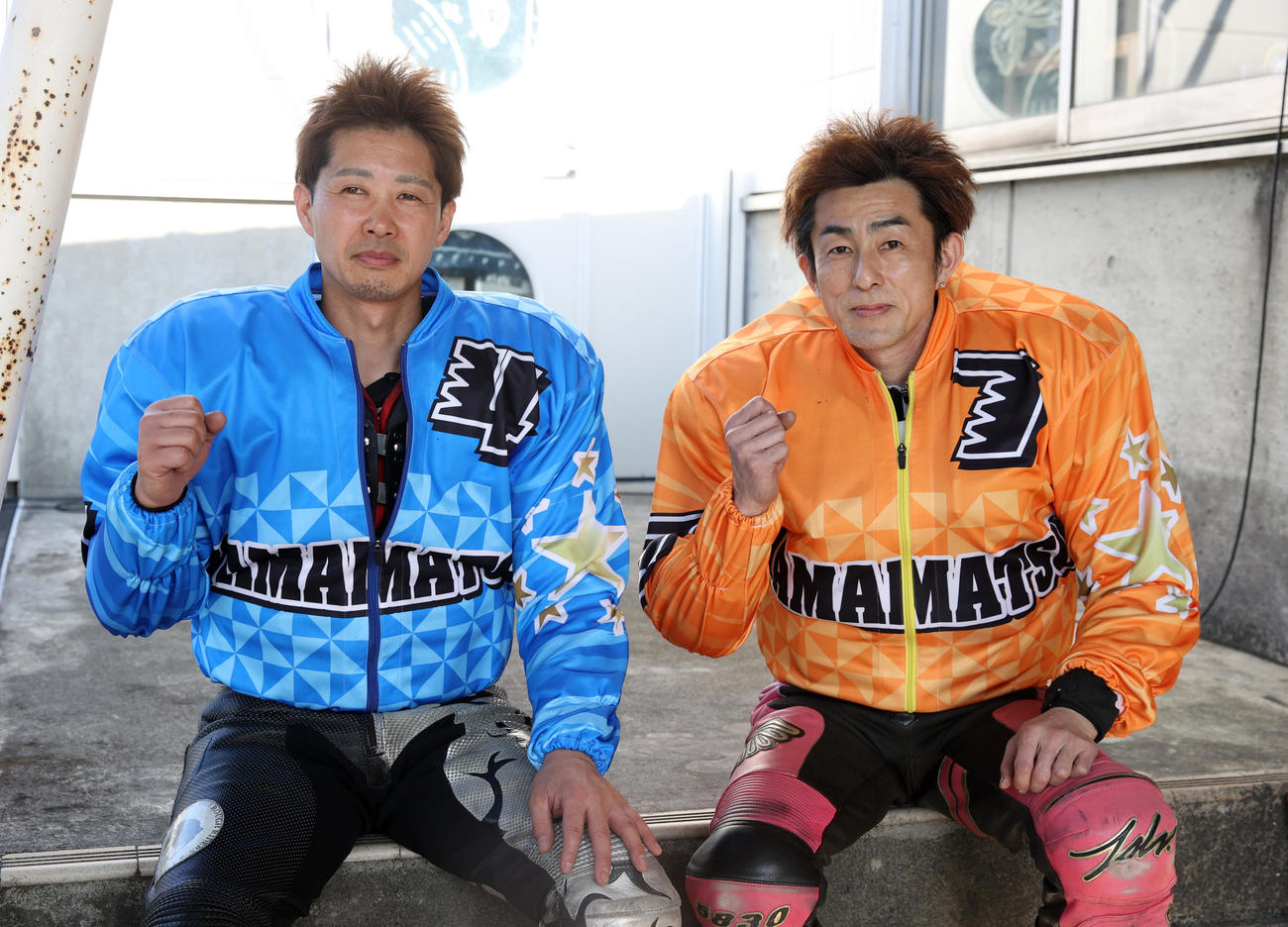 準決勝戦10Rで1着の金子大輔（左）と2着の松尾啓史はガッツポーズする（撮影・柴田隆二）