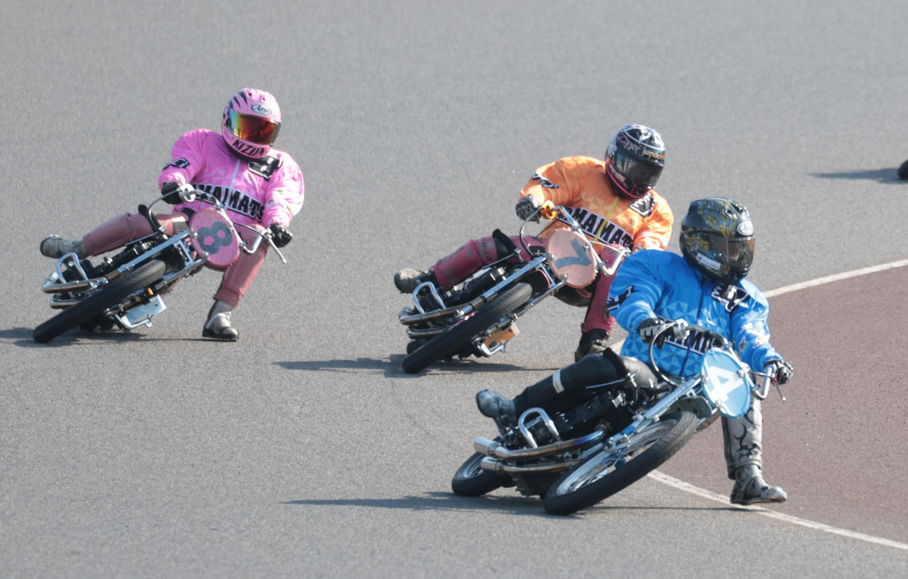 準決勝戦10R、1着金子大輔（4）、2着松尾啓史（7）、3着有吉辰也（8）（撮影・柴田隆二）