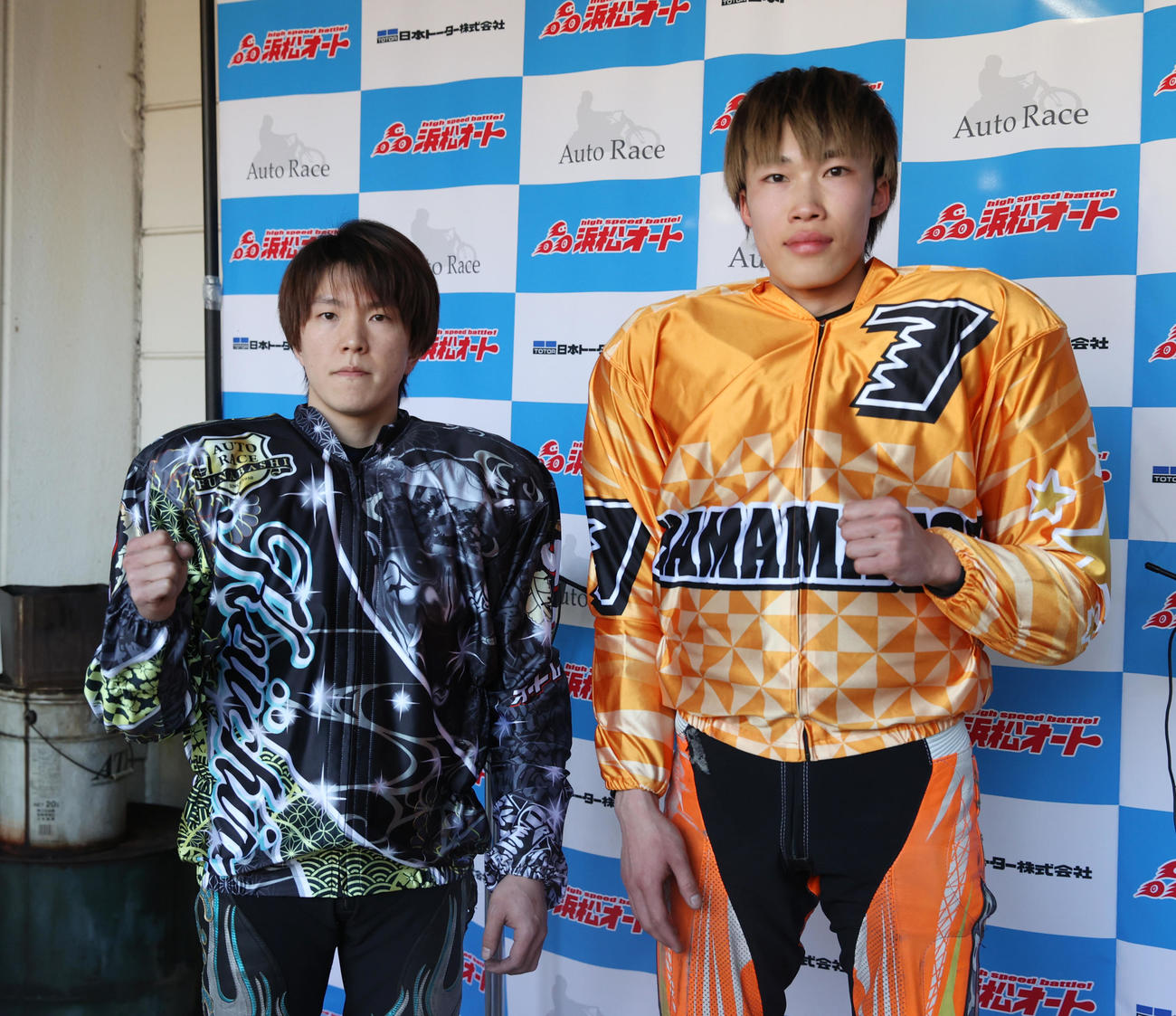準決勝戦12Rで1着の鈴木圭一郎（左）と2着の佐藤励はガッツポーズする（撮影・柴田隆二）