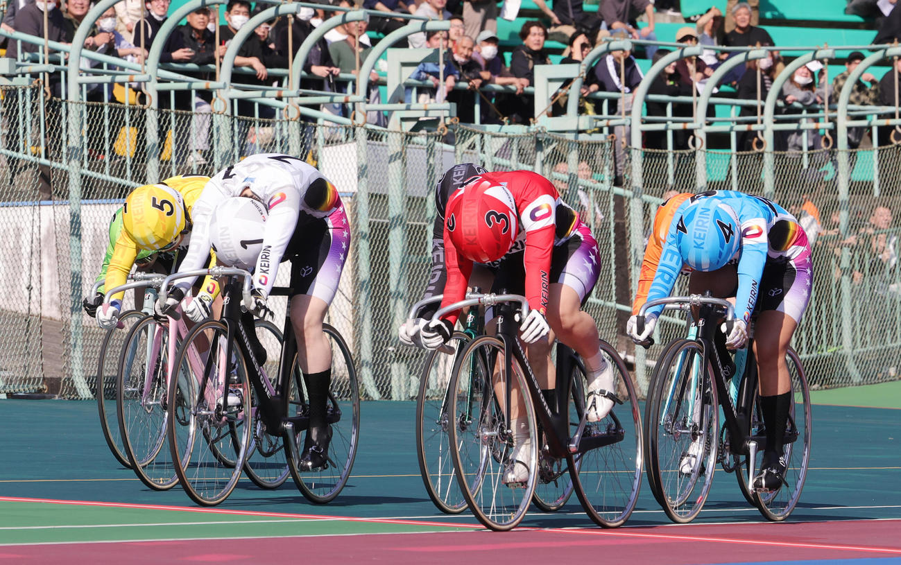 9Rの第7回ガールズフレッシュクイーンで優勝した熊谷芽緯（中央）。左は2着の仲沢春香香（撮影・野上伸悟）