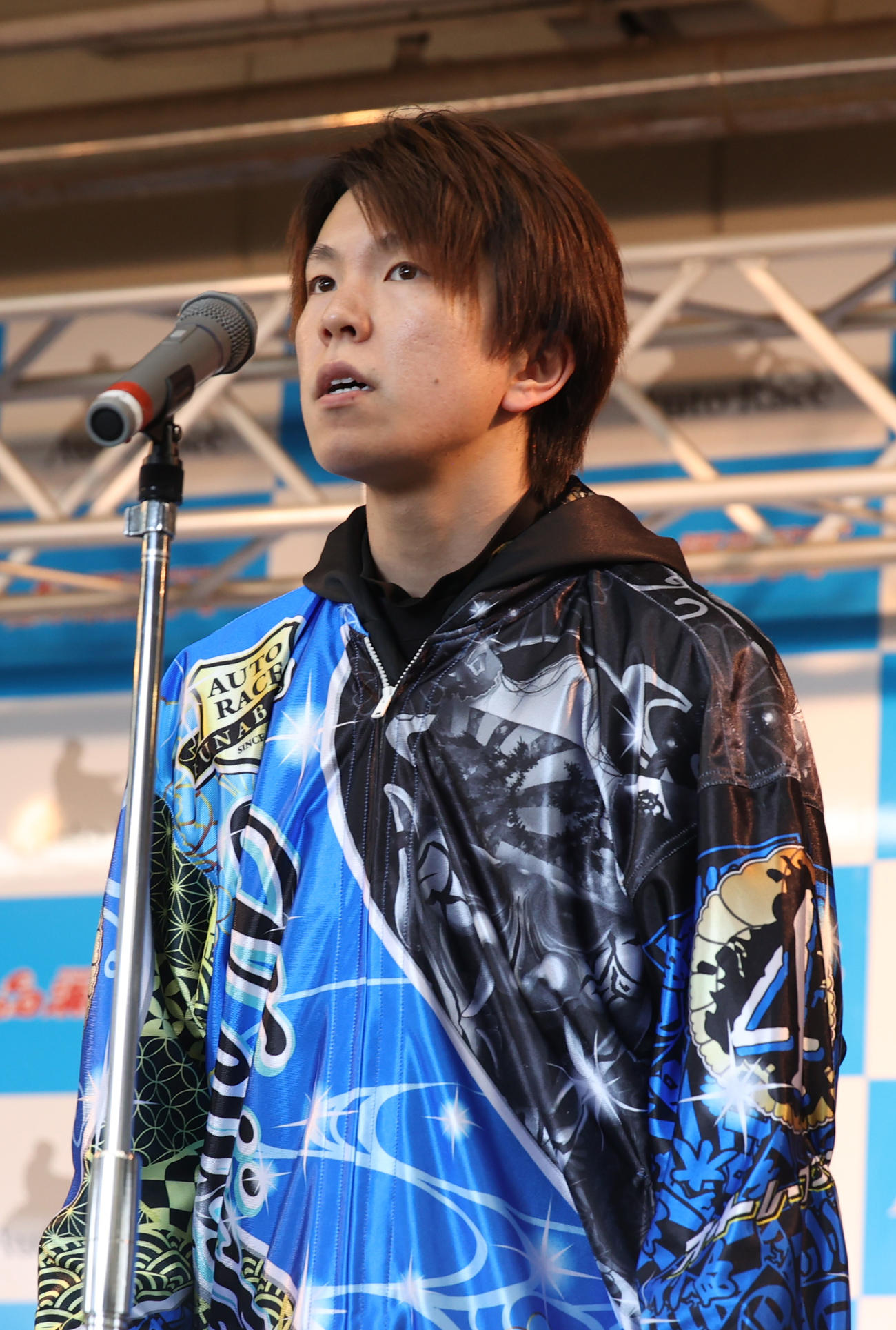 優勝戦出場選手紹介セレモニーであいさつする鈴木圭一郎（撮影・柴田隆二）