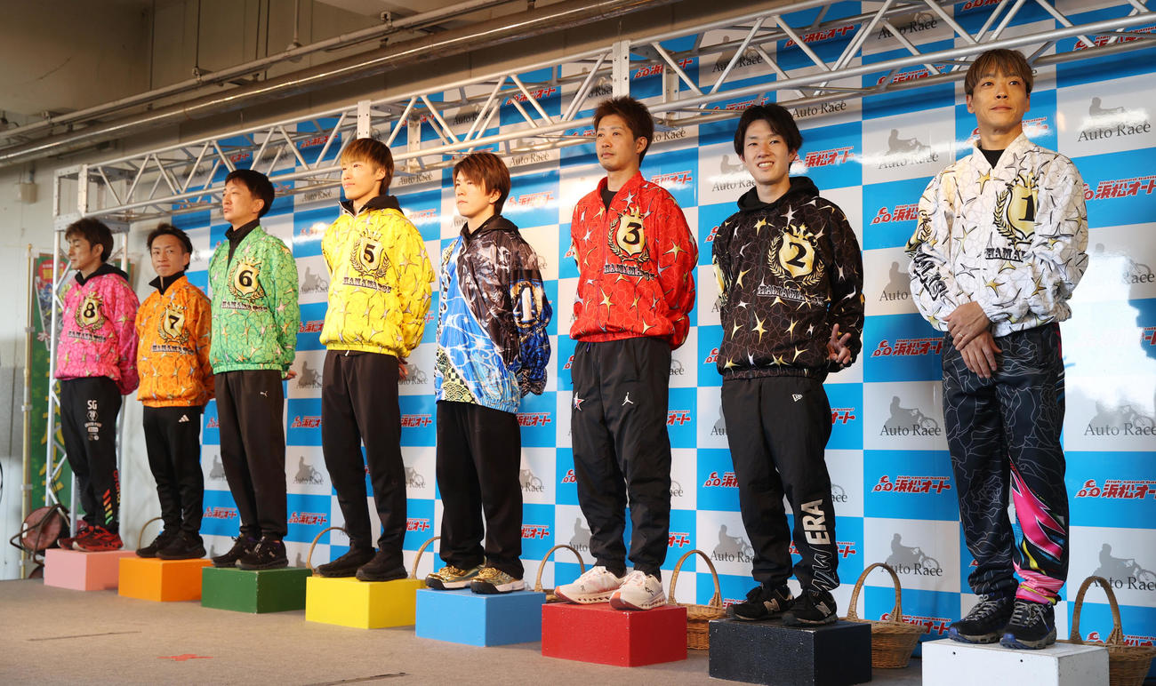 優勝戦出場選手紹介セレモニー、左から松尾啓史、鈴木宏和、荒尾聡、佐藤励、鈴木圭一郎、金子大輔、黒川京介、青山周平（撮影・柴田隆二）