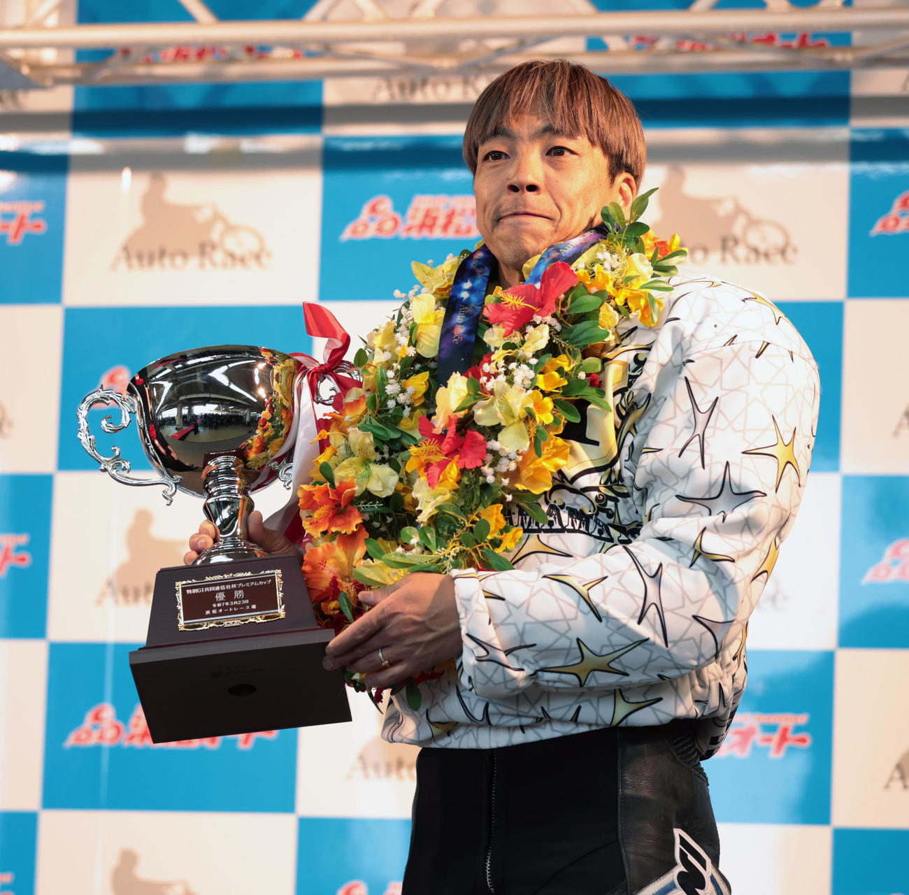 優勝杯を持つ青山周平（撮影・柴田隆二）