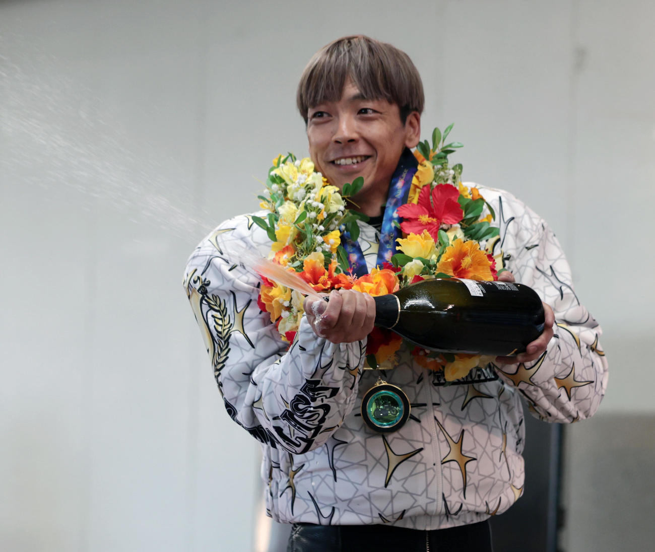 優勝した青山周平はシャンパンファイトする（撮影・柴田隆二）