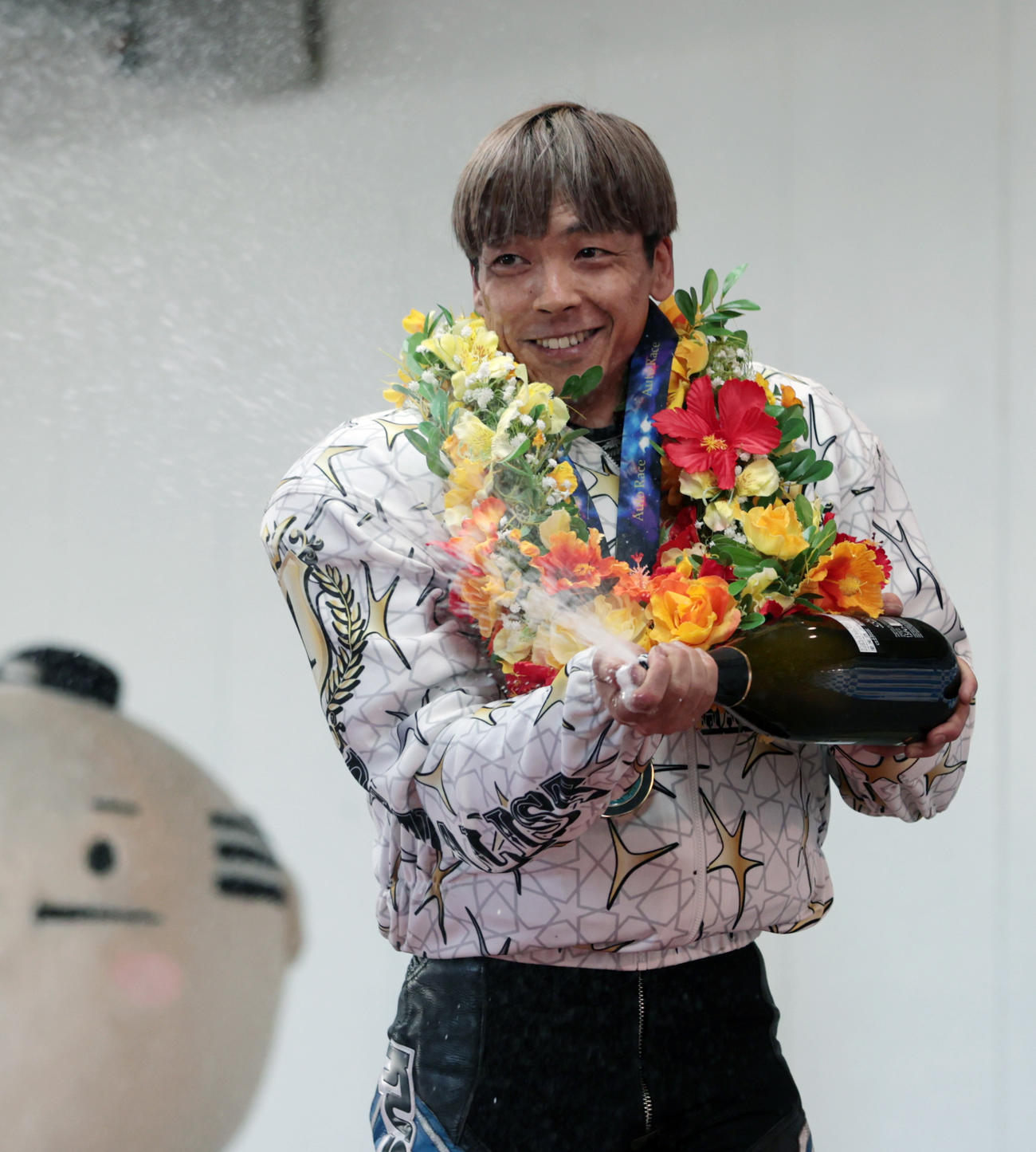 優勝した青山周平はシャンパンファイトする（撮影・柴田隆二）