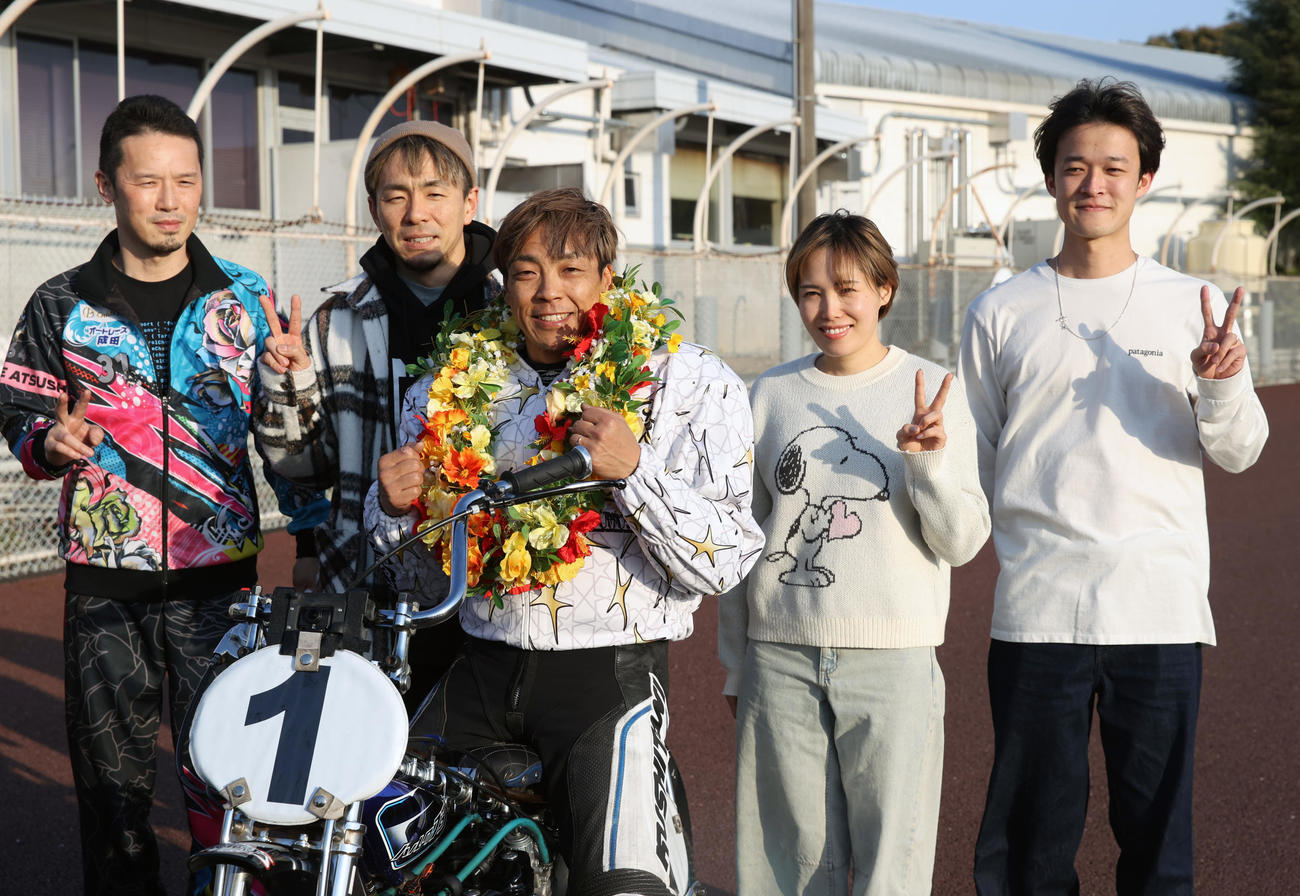優勝した青山周平（中央）は、左から渡辺篤、岩田裕臣、1人置いて佐藤摩弥、森本優佑と記念撮影に納まる（撮影・柴田隆二）