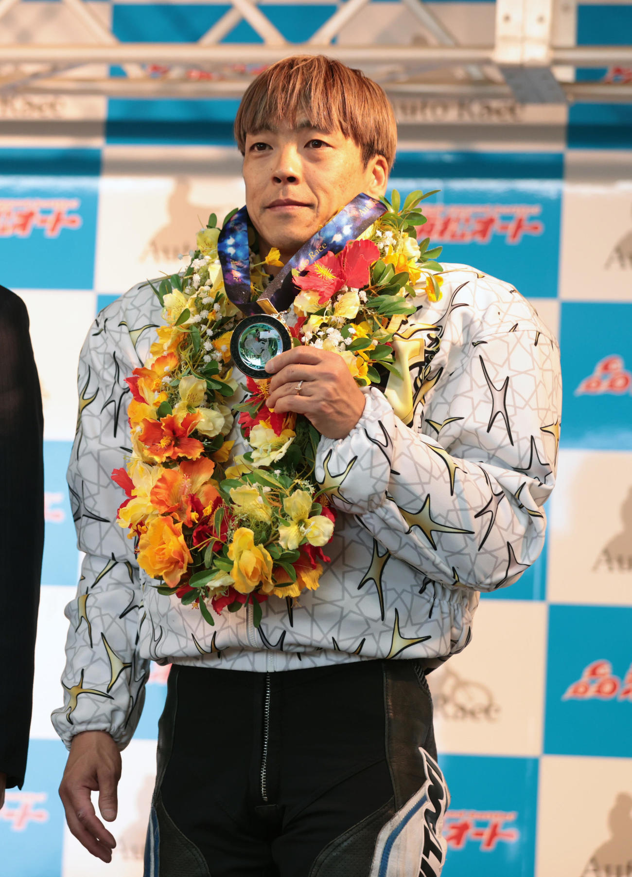 優勝メダルを持つ青山周平（撮影・柴田隆二）