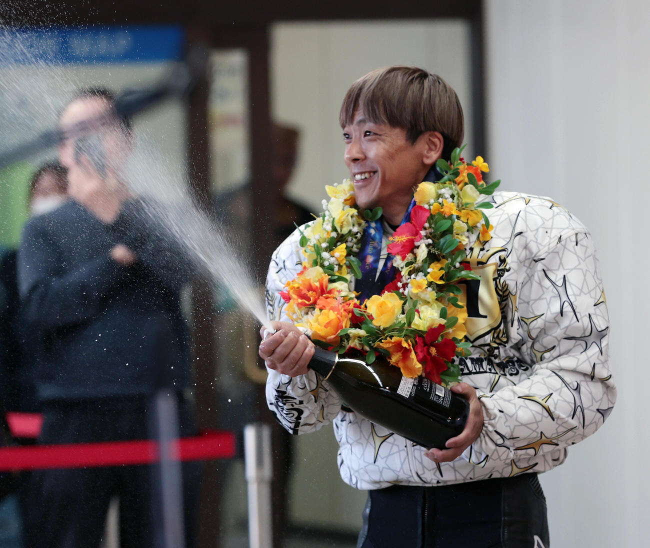 優勝した青山周平はシャンパンファイトする（撮影・柴田隆二）