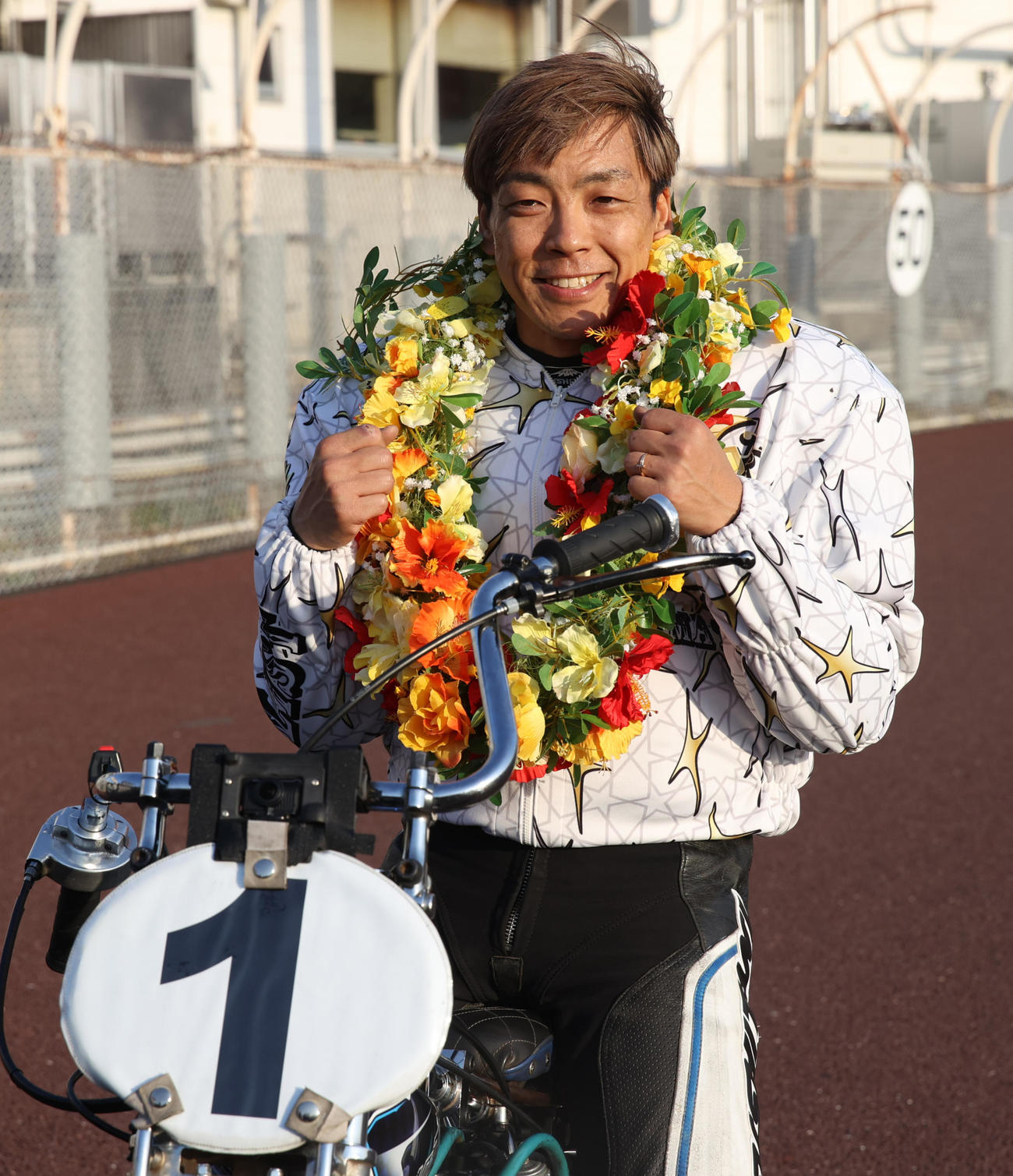 優勝した青山周平はガッツポーズする（撮影・柴田隆二）