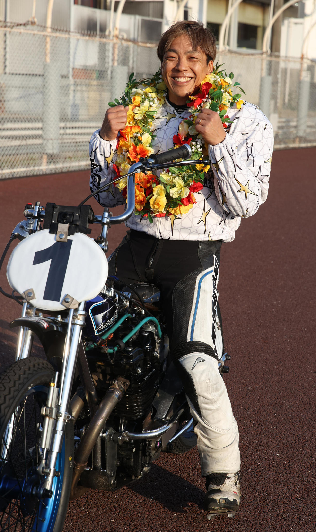 優勝した青山周平はガッツポーズする（撮影・柴田隆二）