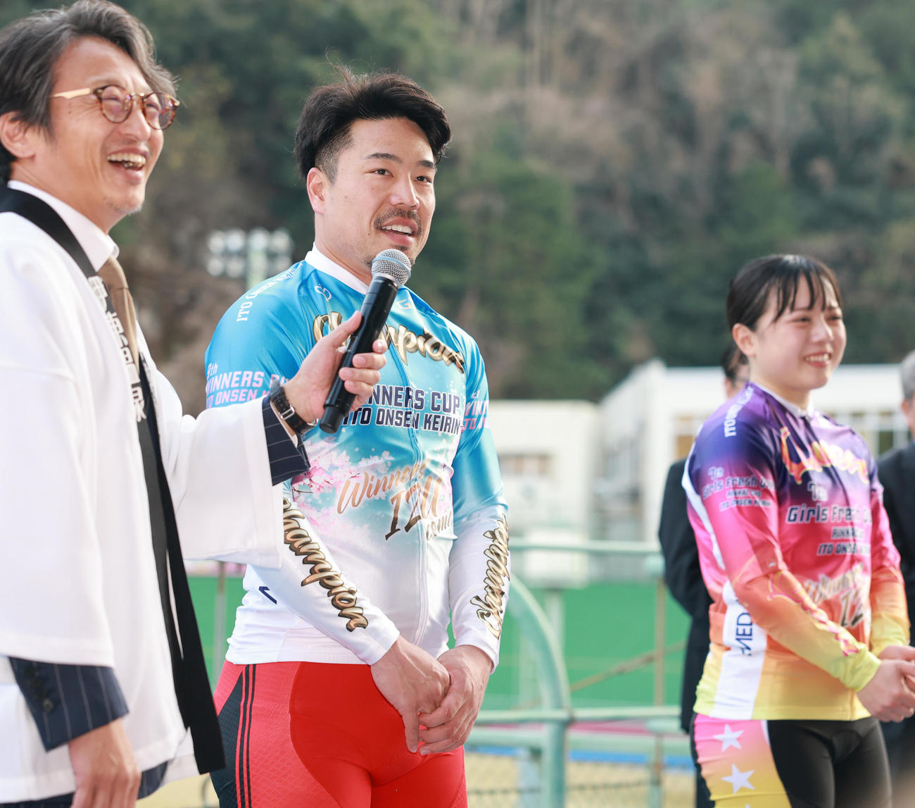 第9回ウィナーズカップを制し、山口幸二氏（左）からインタビューを受ける古性優作（撮影・野上伸悟）