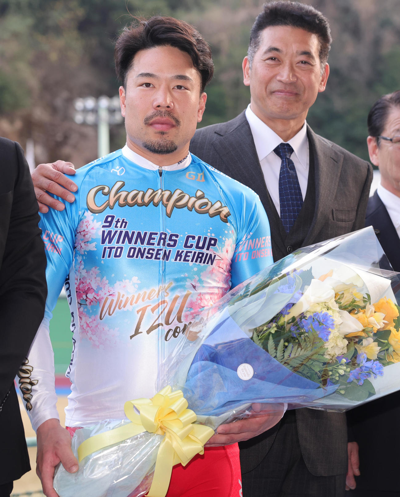 ウィナーズカップを制した古性優作（左）は神山雄一郎氏に祝福される（撮影・野上伸悟）