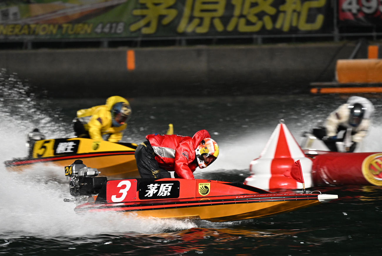 若松SG初日　12R　第2周回目2マークを先頭に旋回する3号艇の4418茅原悠紀（撮影・林敢治）