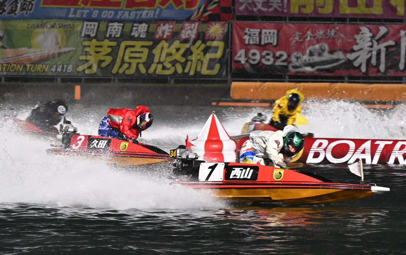 若松SG3日目　12R　第2周回目2マークを先頭に旋回する1号艇の西山貴浩（撮影・林敢治）