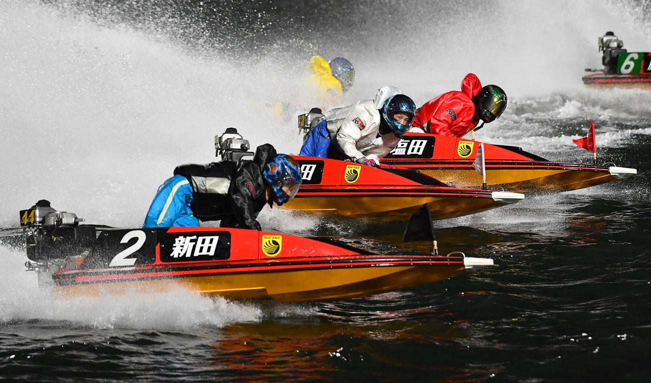 SGボートレースクラシック5日目　9R、1周目2マークを旋回する、左から2号艇の新田雄史、1号艇の池田浩二、3号艇の塩田北斗（撮影・岩下翔太）